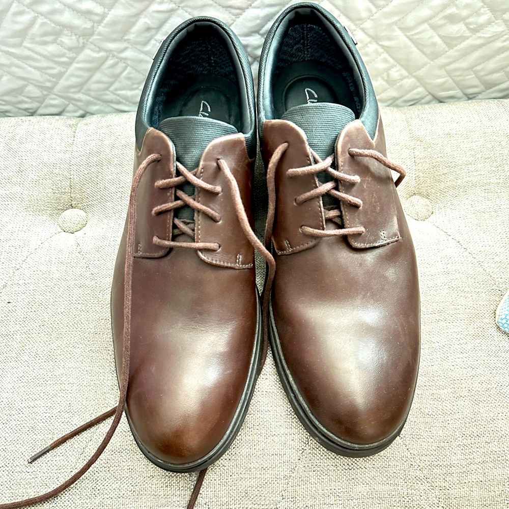 EUC Men’s Clarks Brown Dress Shoes - sz 9